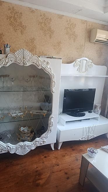 salon dolab: Klassik üslubda qonaq otağı üçün mebel dəsti Tərkib: - Şüşəli vitrin — 1