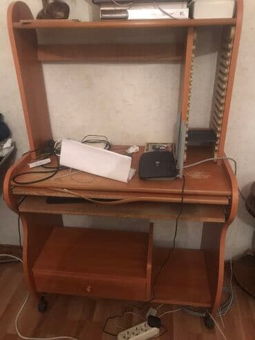 islenmis taxta dikt: Kompüter masası. Taxta — 1