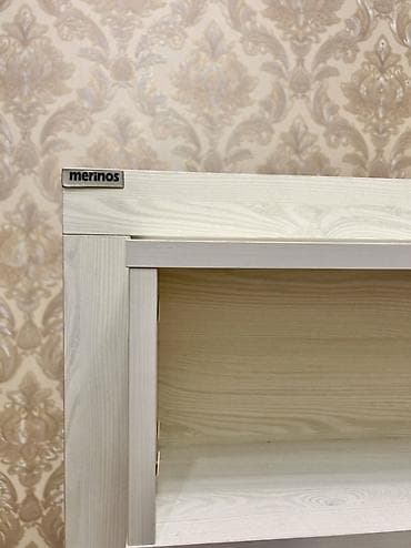 tv stend: Düz TV altlığı, Polkalı, Laminat — 2