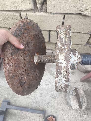 Jim leja skamyasi ve ustunde 75kilo stanq. Stanqin cekisi 45 kilodur