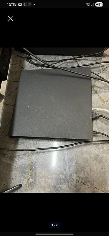qara çanta: PlayStation 4 Slim oyun konsolu,bir prablemi var sadece disc içine — 1