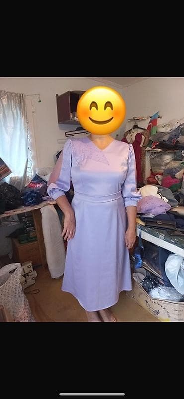 Bənövşəyi rəngdə, V-yaxalı midi don. Donun üst hissəsində, yaxın