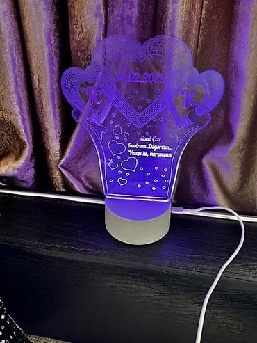 qadin sekilleri: Şəxsi dizaynlı LED akril masa lampası - Üç ürək fiqurlu, lazerlə oyma — 4