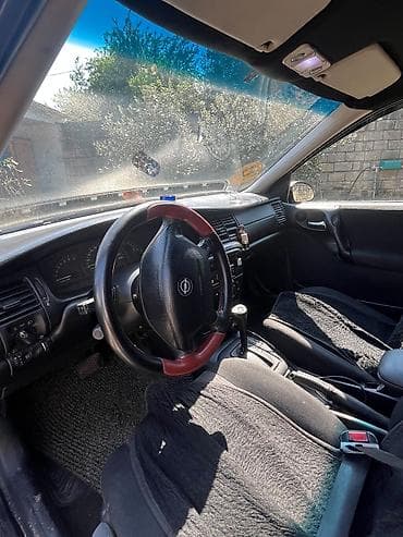Opel Vectra: 1.8 l | 2001 il 324000 km Sedan — 4