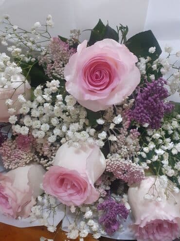 Zərif çəhrayı güllər buketi - Tərkibi: iri çəhrayı qızılgüllər, ağ