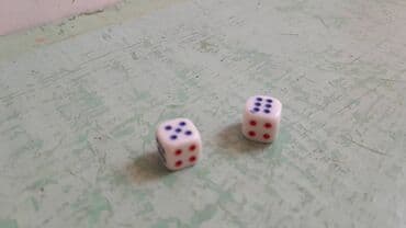 Müxtəlif zərlər satılır. Yaşıl rəngli 2 manat. Ağ rəngli biri 1