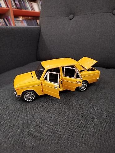 Sarı rəngli klassik sedan oyuncaq model avtomobil - Miqyas: təxmini — 3
