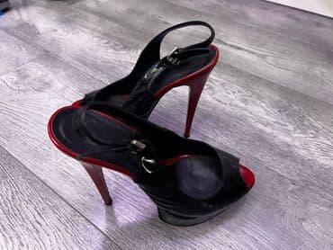 Qara laklı yüksək dabanlı qadın ayaqqabısı - Rəng: Qara üst, qırmızı