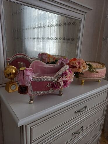 8 mart ucun hediyeler: Çəhrayı rəngdə, zərif güllərlə bəzədilmiş dekorativ səbət. Səbətin — 10