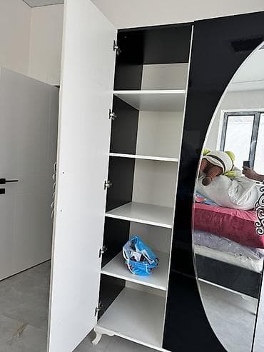 dolab paltar: Geniş güzgülü paltar şkafı - Rəng: ağ–qara ikirəng dizayn - Ön hissə — 2