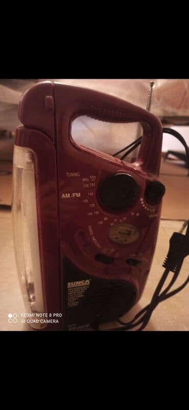 Mikrofonlar: Sunca markalı, qırmızı rəngdə, AM/FM dalğalarını dəstəkləyən radio — 3