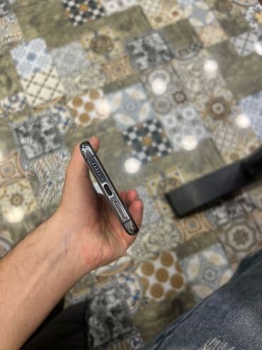 world telecom xiaomi: Smartfon – metal çərçivə, parlaq boz/gümüşü korpus. Korpusun sağ — 3