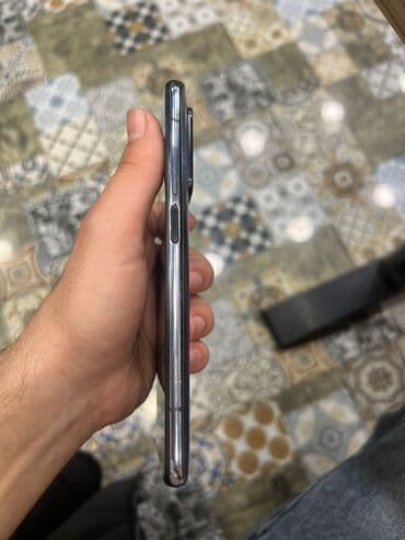 world telecom xiaomi: Smartfon – metal çərçivə, parlaq boz/gümüşü korpus. Korpusun sağ — 4