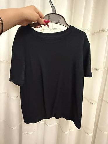 kişi svitşotları: Jaket ve t-shirt her ikisi 8 azn-dir. T-shirt S jaket ise L razmerdir — 3