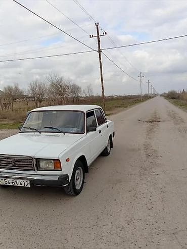 vaz 21 07 satisi: VAZ 2107 sedan – klassik ağ rəngdə, 4 qapılı, arxa ötürücülü. Xarici — 6