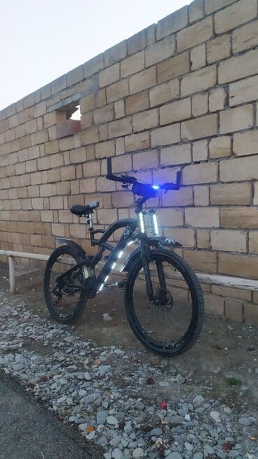 Dağ tipli velosiped – qara mat rəng, işıqlarla təchiz olunmuş