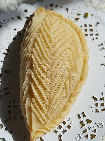 Əl işilə hazırlanan milli şirniyyat dəsti. - Şəkilbura: nazik və