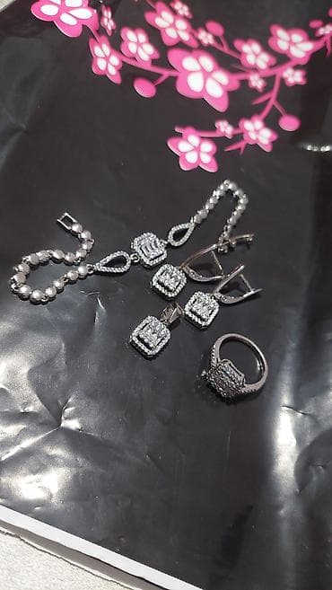 gumus kamplektler: Zərgərlik dəsti – gümüşüstü rəngdə parıltılı daşlarla - Komplekt — 3