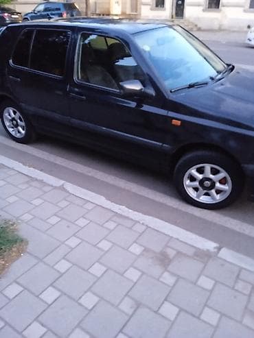 07 ucuz: Volkswagen Golf III, qara rəng, 5 qapılı hetçbek. Xüsusiyyətlər: - — 4