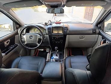 Kia: Kia Sorento, gümüşü rəng, 5 qapılı SUV. Xüsusiyyətlər:unvan bine — 8