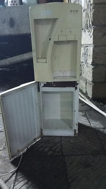 su termosu: Su dispenseri + alt soyuducu bölmə - Üst hissə: isti və soyuq su üçün — 2