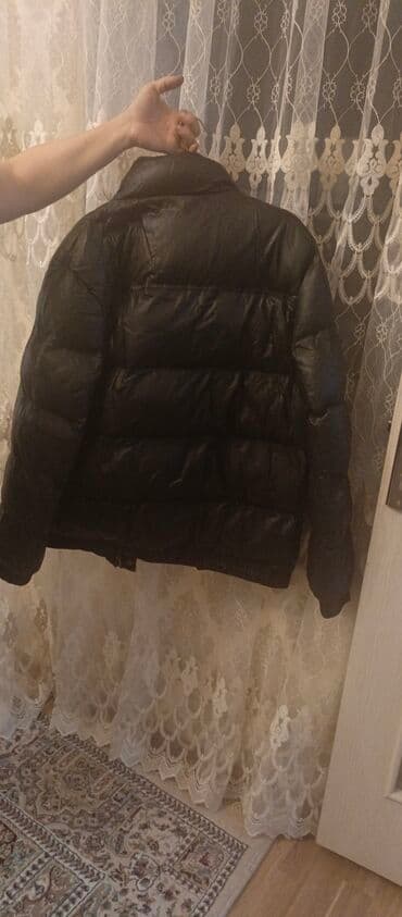 su keçirməyən kişi gödəkçəsi: Qara şişmə kişi gödəkcəsi - Rəng: qara, parıldayan teksturalı üst — 2