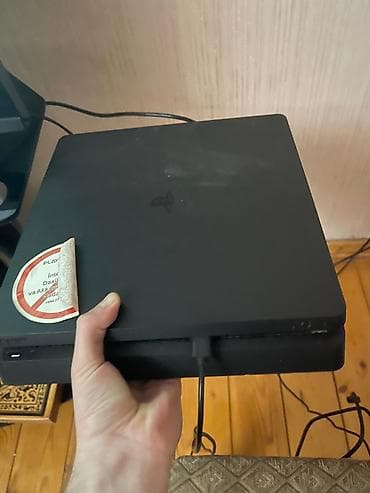 плейстейшен 4 слим: PlayStation 4 Slim oyun konsolu - Rəng: qara, yığcam Slim korpus - Ön — 2