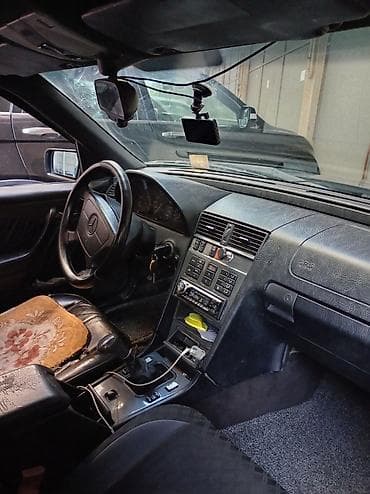 bmw 320 2000: Mercedes-Benz 220: 2.2 l | 1995 il Sedan — 5