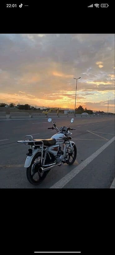 ucuz matasklet: Ağ rəngli, yol üçün nəzərdə tutulmuş motosiklet. Bu motosikletin əsas — 2