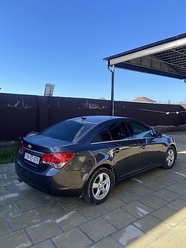 Chevrolet Cruze LT sedan - Kuzov: 4 qapılı sedan, qara/əlif rəng