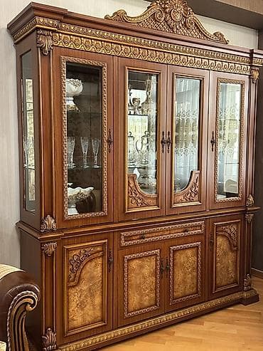 Klassik dizaynlı vitrin-bufet - Material: ağac əsaslı konstruksiya