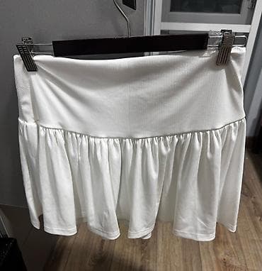 Baş geyimləri: Ağ mini ətək - Model: Yığma aşağı hissəli, geniş bel zolağı olan mini — 2