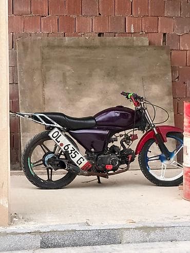 Bənövşəyi rəngdə motosiklet, qırmızı ön çəngəl və sükanla. Arxa lalafo.az -da Bənövşəyi rəngdə motosiklet, qırmızı ön çəngəl və sükanla. Arxa