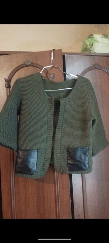 Zeytun-yaşıl rəngdə qadın trikotaj kardiqan. - Qısa kəsim, açıq