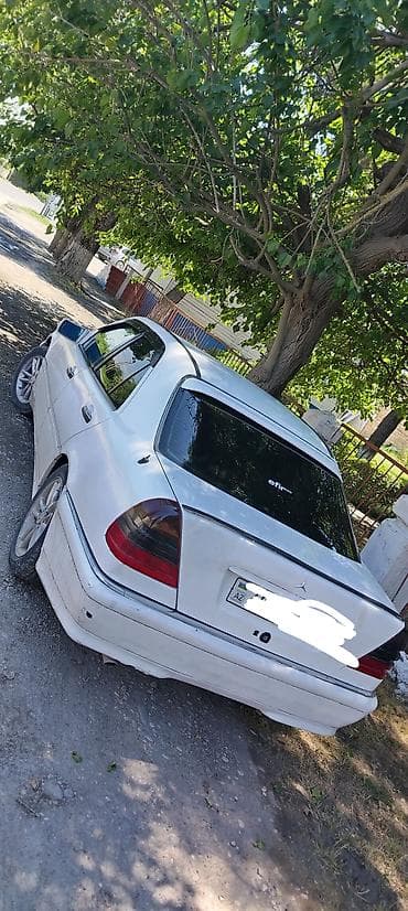 tesla model s: Mercedes-Benz C-Class: 1.8 l | 1994 il Sedan — 2