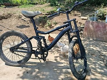 16 lik velosiped: Qara rəngli, tam asqılı velosiped. Model BMX/dağ velosipedi üslubunda — 2