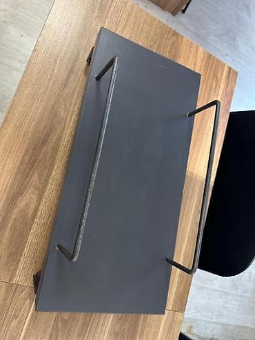macbook pro 17: Masaüstü kompüterin sistem bloku üçün təkərli taxta altlıq. Kompüter — 3