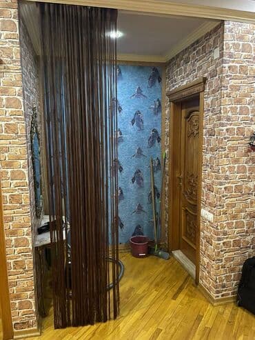 8 mikrorayon: 8 Noyabr metro stansiyasının girişi ilə üzbəüz 3 otaqlı təmirli ev — 14