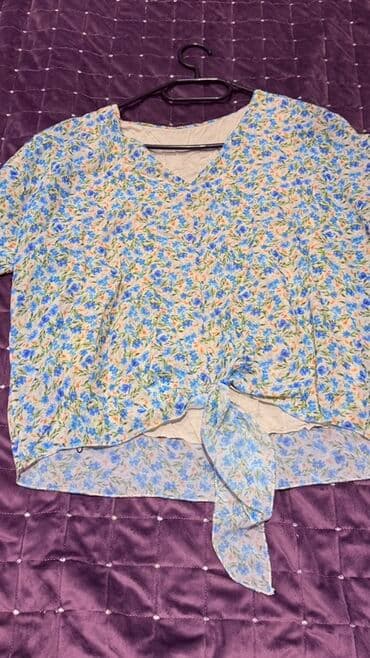 qadın köynək modelləri: Qadın köynəyi – çiçək naxışlı, yaylıq tipli yüngül parça. - Rəng və — 1