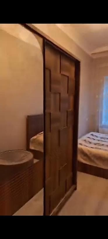 enzesde satilan evler: 28 May metrosun çıxışına yaxsin 3/2 mertebesi 2 otaqlı mənzil – tam — 6