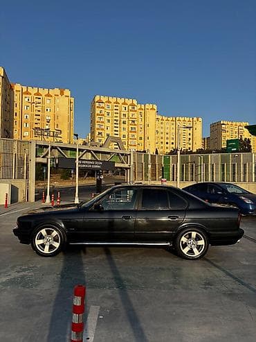 tesla model 3: BMW 5 series: 2.5 l | 1995 il Sedan — 3