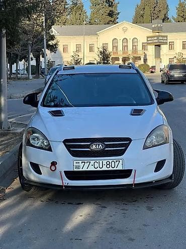 Kia Cee’d SW, ağ rəng, universaldır. Şəhər və uzun yol üçün praktik və