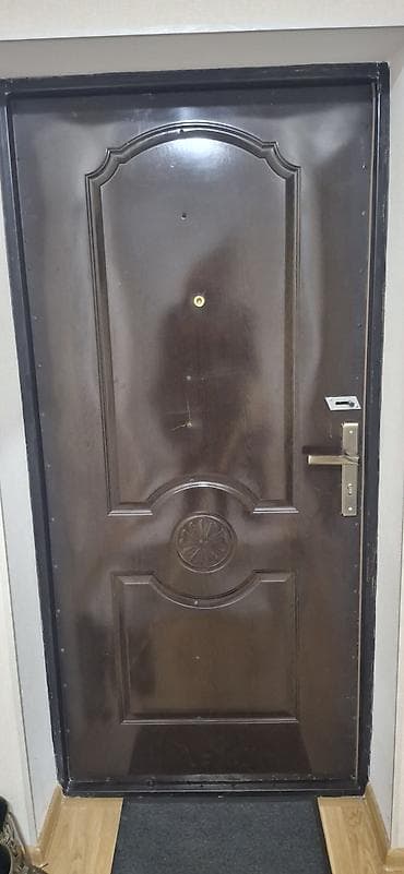 Dəmir giriş qapısı - Material: möhkəm metal konstruksiya, qapı