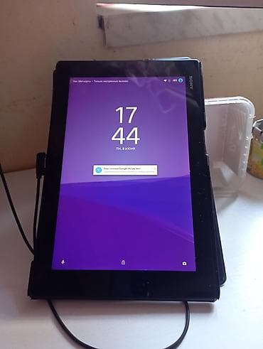 Şəkillərdə qara rəngdə Sony planşet təsvir edilmişdir. Cihaz ekranda