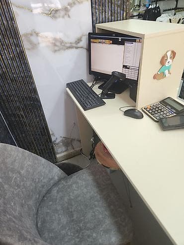 Uşaq geyim və aksessuarları mağazası üçün hazır satış köşəsi və