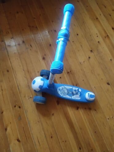 Боксерские груши: Mavi rəngli uşaq skuteri. Bu modeldə üç təkər var, bu da onu dayanıqlı — 3