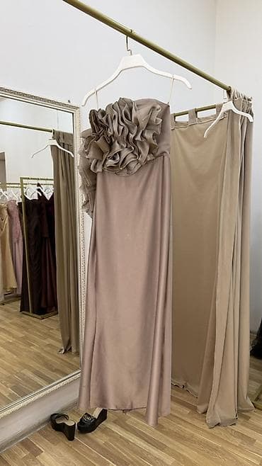 atlas kofta: Birqollu, uzun gecə/libas - Rəng: taupe/şampan tonlarında. - Kəsim — 2