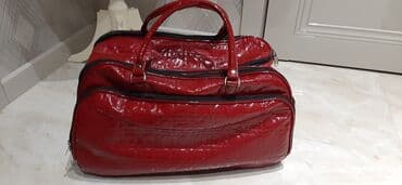 Dəbilqələr: Parlaq qırmızı rəngdə, dəbli görünüşlü çantası. Qısa tutacaqları var — 1