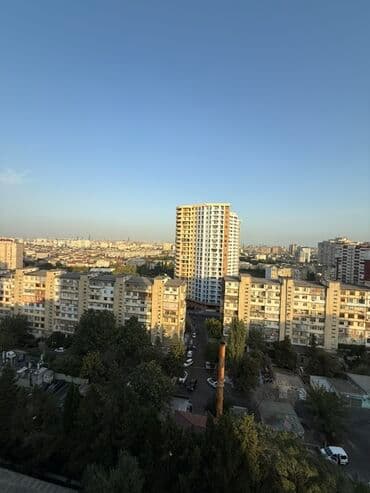 20 sahede kiraye evler: Mənzilin təqdimatı - Geniş və işıqlı salon: iri panoram pəncərə — 5