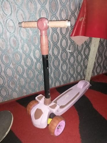 Uşaq skuterı – 3 təkərli, istiqaməti əyilmə ilə idarə olunan model. -